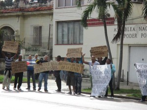 Luis Enrique porta el cartel que dice ratifiquen los pactos de la Onu