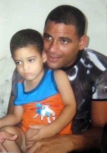 Enmanuel  Abreu Sánchez, antes de ser arrestado, en una foto familiar junto a su hijo de 9 años. Foto ofrecida por su madre.